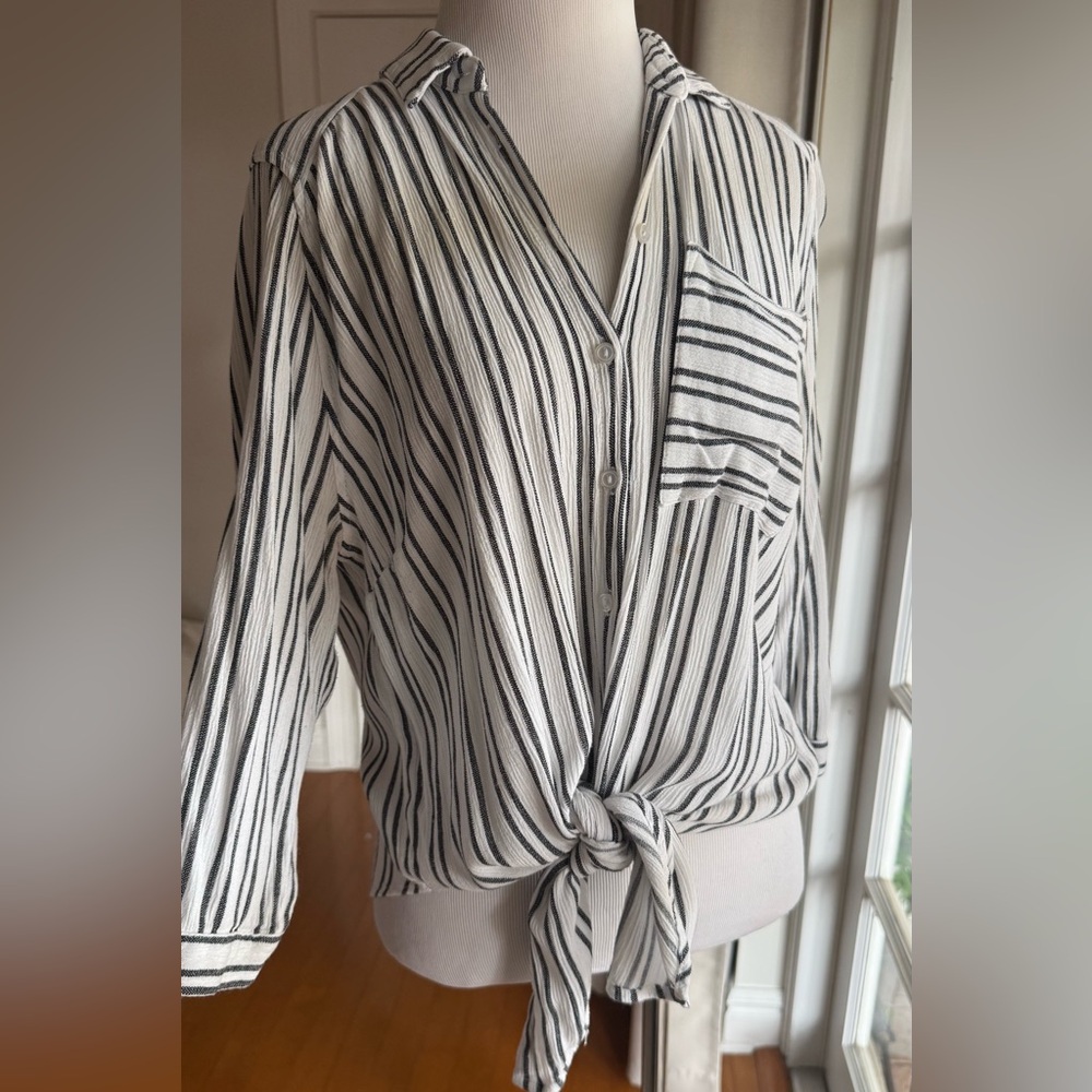 VIXBE Womens Button Down
Shirt ¾ Sleeve Striped front tie
White Black Rayon in M